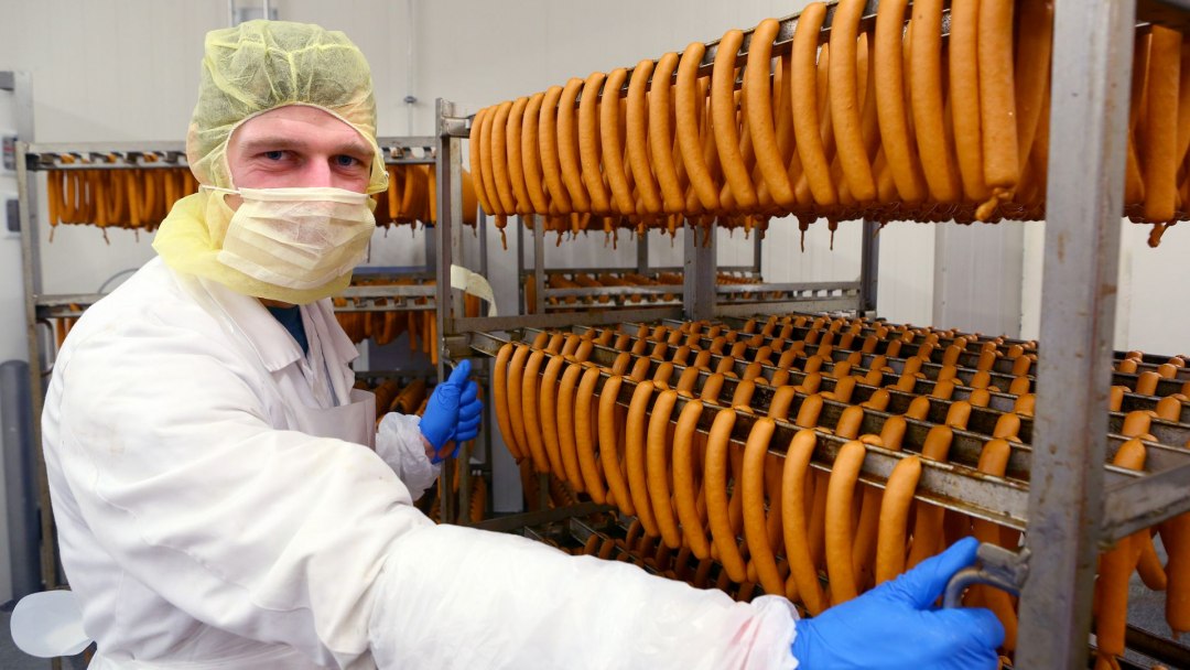 Produkcja gotowanej kiełbasy, © Die Rostocker/ Ove Arscholl Produkcja gotowanej kiełbasy, © Die Rostocker/ Ove Arscholl