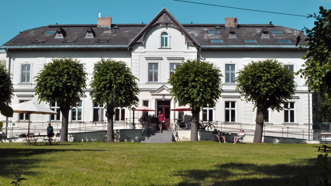 Gut Nisdorf - dawny dworek, a obecnie hotel ekologiczny - z radością przyjmuje również gości kawiarni w naszej kawiarni ogrodowej. Dla naszych gości nocujących - i po wcześniejszym uzgodnieniu również dla gości dziennych - mamy wystawne śniadanie w formie bufetu i kolację - wszystko w 100% ekologiczne. Zadzwoń do nas!, © Achim Ecker