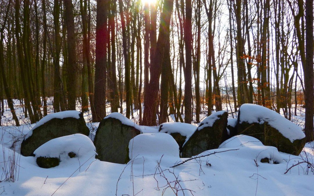 Winterromantiek bij de megalithische graftombe "Krampas" met besneeuwde draagstenen, © Archäo Tour Rügen