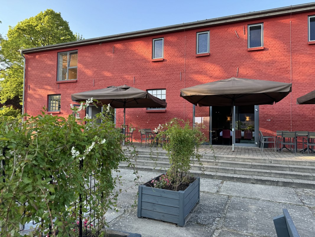 Exterior view, &copy; MMF Parow