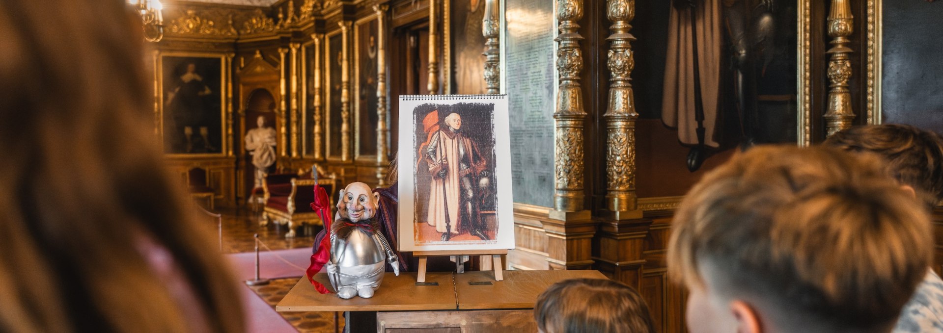 What's the story behind the painting? You can find out from Cornelia Unrauh's puppets., © TMV/Gross A puppet show tour with puppet and small painting in Schwerin Castle for children to see