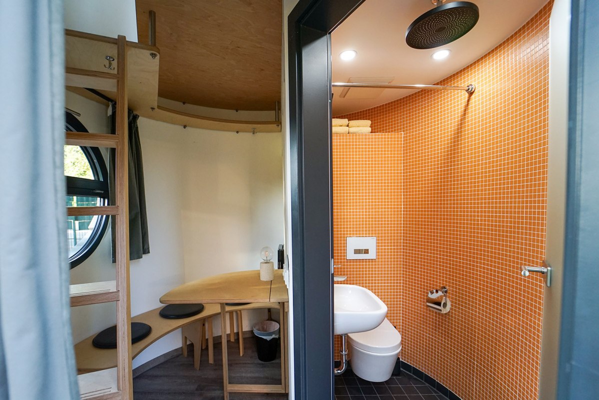 Begane grond in het slube hotel met douchecabine en WC. // &copy; slube