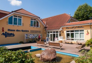 Budynek Tourismus- und Kur GmbH Graal-Müritz wraz z dziedzińcem przed nim. // © Frank Burger Budynek Tourismus- und Kur GmbH Graal-Müritz wraz z dziedzińcem przed nim. // © Frank Burger