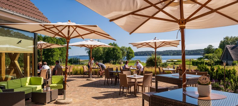 Terrasse mit Sicht auf den Plauer See // &copy; BEECH Resort Plauer See