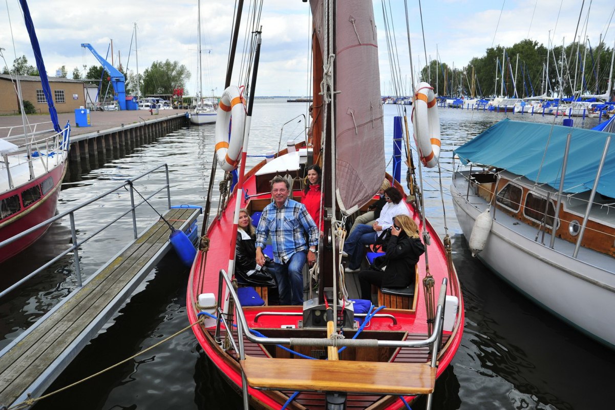 Zeesboot Ghost in de haven van Mönkebude - begin van de tocht op de Lagune van Szczecin // © Holger Martens Zeesboot Ghost in de haven van Mönkebude - begin van de tocht op de Lagune van Szczecin // © Holger Martens