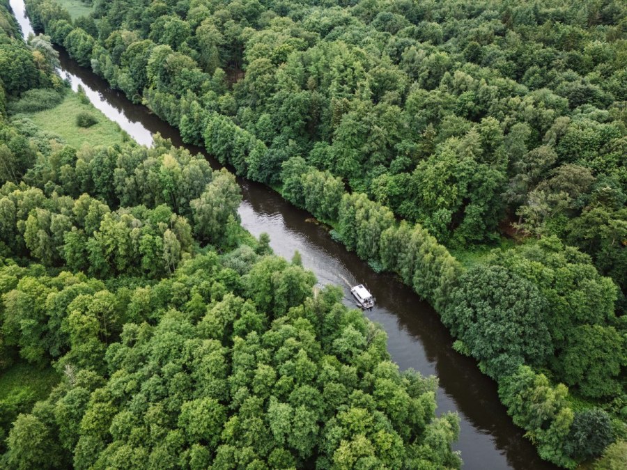 Met de woonboot op de Elde in de natuur, © TMV/Erik Gross