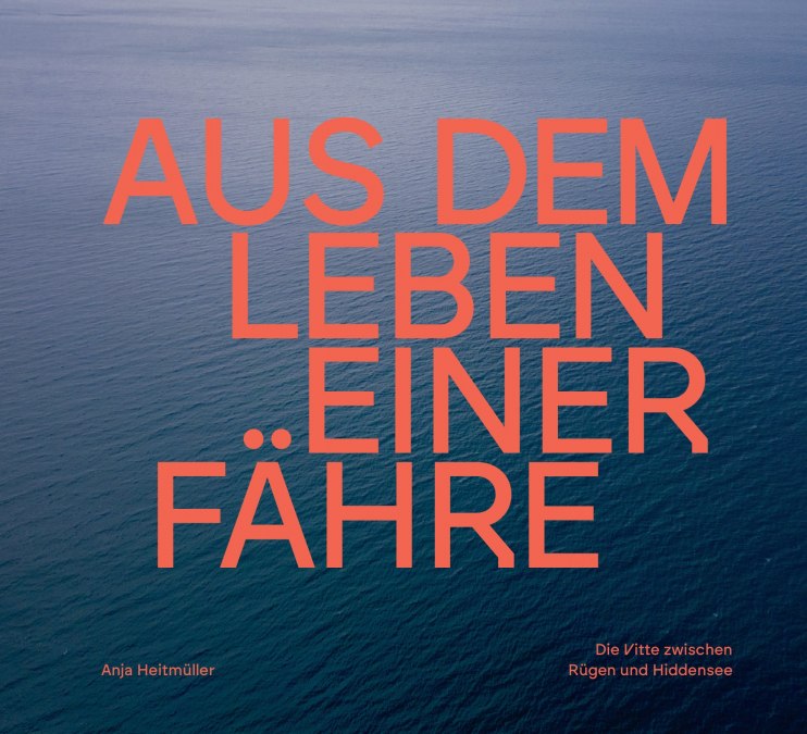 Okładka książki z tytułem "Z życia promu" z czerwonymi napisami na niebieskim tle wody, © Anja Heitmüller Okładka książki z tytułem "Z życia promu" z czerwonymi napisami na niebieskim tle wody, © Anja Heitmüller