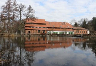 from right: today's mill 1800; old mill 1524, today inn; hall extension 1895; house; 1524, today inn, // &copy; Oskar Gladis, Wasserm&uuml;hle Hanshagen e.V.
