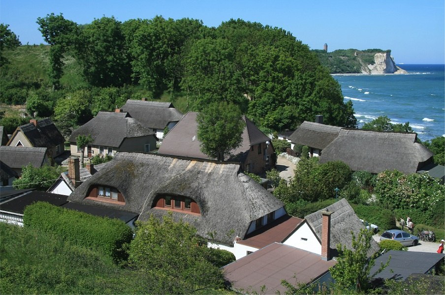 Widok na idylliczną wioskę rybacką Vitt z przylądkiem Arkona w tle, © Tourismuszentrale Rügen