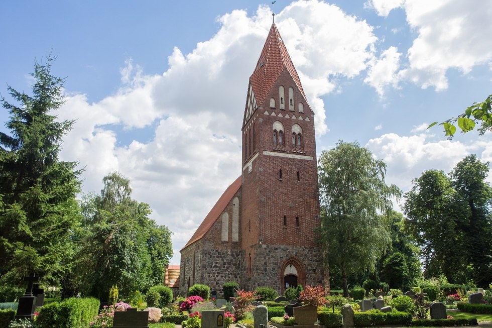 Kościół wiejski w Biestowie z cmentarzem // © Frank Burger Kościół wiejski w Biestowie z cmentarzem // © Frank Burger