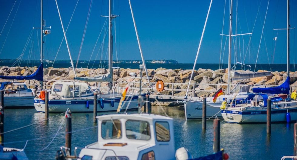Mały port w Lohme z widokiem na przylądek Arkona, © TZR/C.Thiele