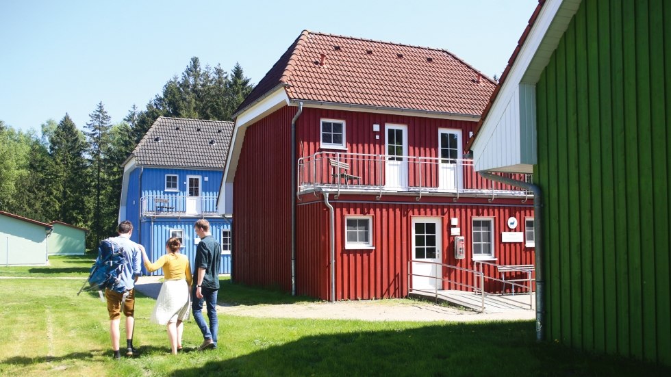 Nie Szwecja, ale Darß! Nasze kolorowe bungalowy w środku dżungli Darß, © DJH MV / Danny Gohlke