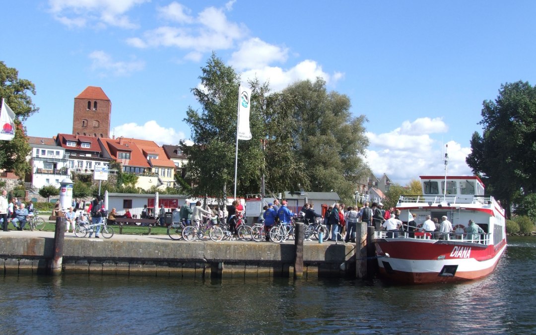 Veerboot Diana bij de stenen pier, © Weisse Flotte Müritz