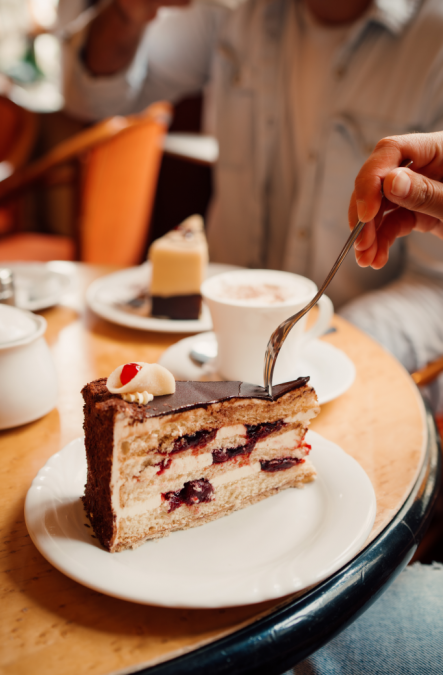 2025-04-25 09_20_29-Kuchen im Café Prag in Schwerin_2.jpg - IrfanView (Zoom_ 697 x 1046), © TMV/ Tiemann