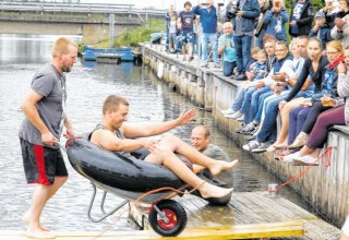 Spaßig-sportlicher Wettkampf um den Borenstäker-Pokal: Mit de Schuufkoor över de Recknitz // © Anglerverein "An der Recknitz" Spaßig-sportlicher Wettkampf um den Borenstäker-Pokal: Mit de Schuufkoor över de Recknitz // © Anglerverein "An der Recknitz"