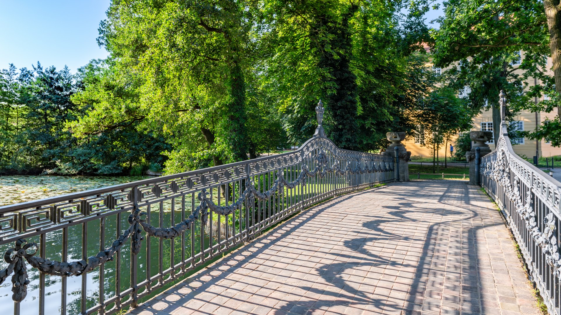 Steek een schilderachtige gebogen brug over naar Mirow Castle. // © MV-T/Tiemann Steek een schilderachtige gebogen brug over naar Mirow Castle. // © MV-T/Tiemann