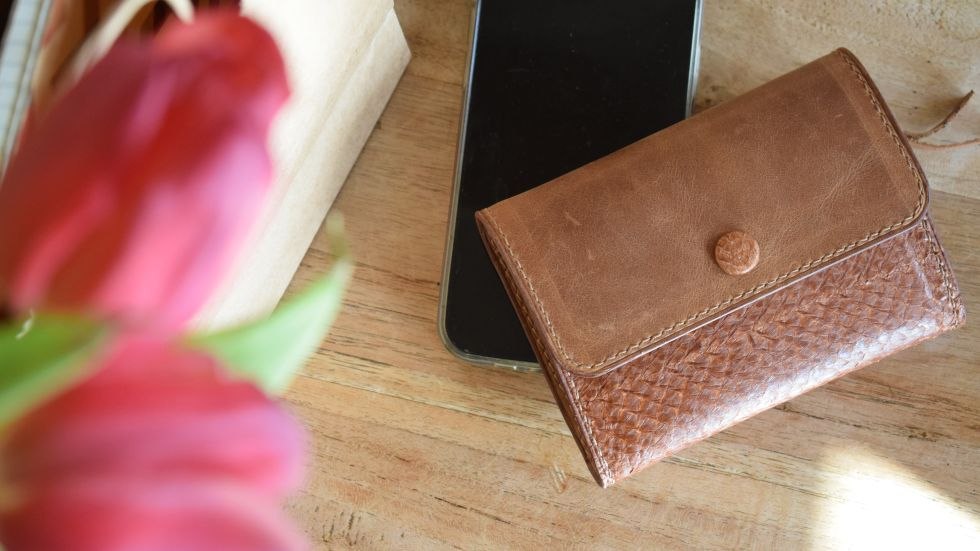 Wallet, cowhide combined with salmon leather, © Monika Diederichs