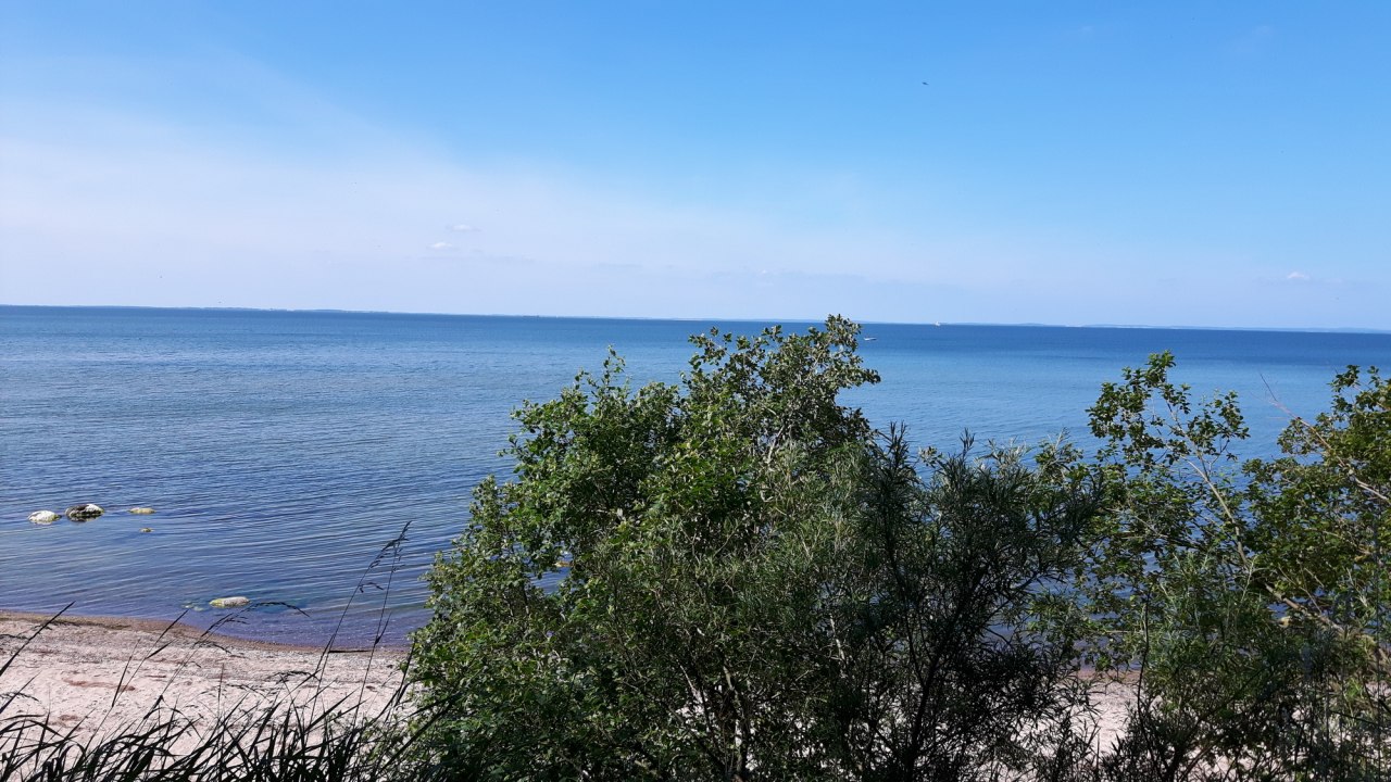 Collect stones and shells while enjoying a great view of the island of Rügen // © tvv-michaelis Collect stones and shells while enjoying a great view of the island of Rügen // © tvv-michaelis