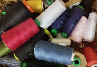 Ein Korb voller verschieden farbiger Nähgarnspulen. // © Jugendkunstschule Vorpommern-Rügen e.V. Ein Korb voller verschieden farbiger Nähgarnspulen. // © Jugendkunstschule Vorpommern-Rügen e.V.
