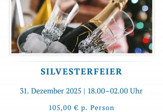 Festively decorated room with buffet, drinks and glittering New Year's Eve elements, inviting for celebrations. // © spreepiraten® Festively decorated room with buffet, drinks and glittering New Year's Eve elements, inviting for celebrations. // © spreepiraten®
