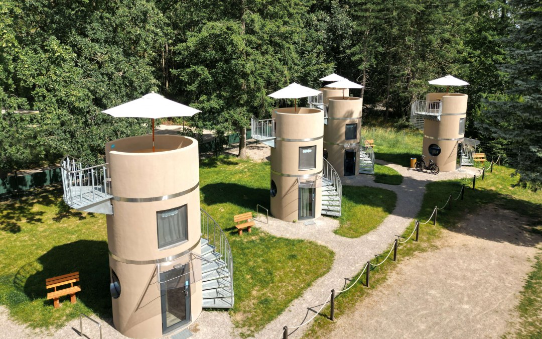 Het slube hotel in Krakau am See met zijn slaaptorens, © slube