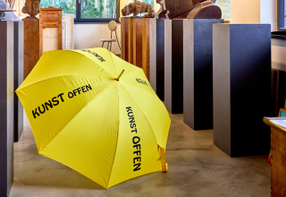 Yellow umbrella signals exhibitor campaign KUNST OFFEN 2026 // &copy; TV Mecklenburg-Schwerin
