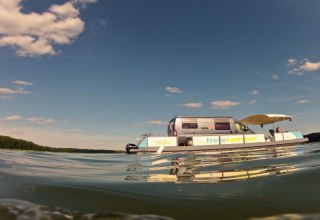 Floating motorhome site from frog perspective // © freecamper Floating motorhome site from frog perspective // © freecamper