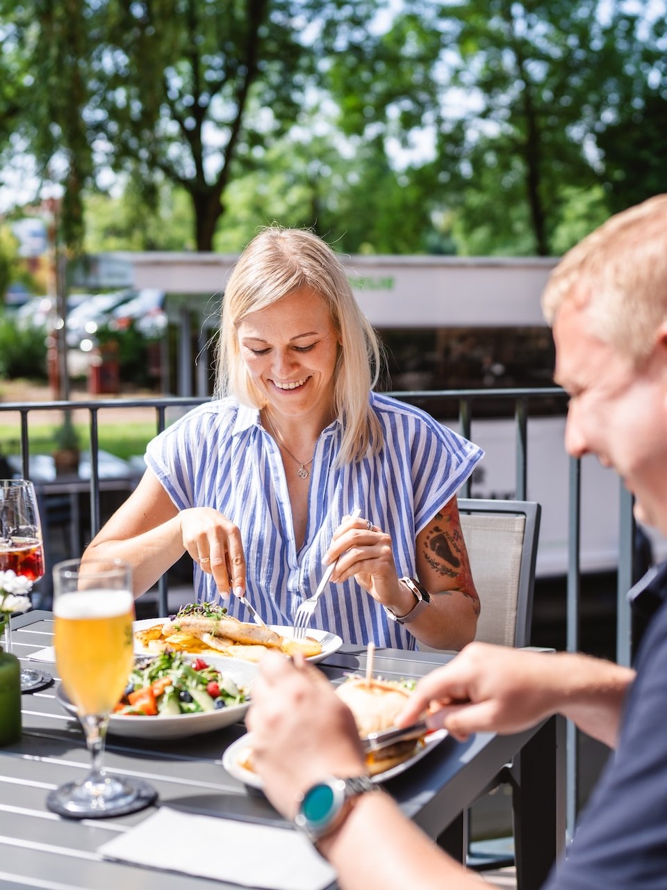 Eten in het Mahlwerk restaurant in de Kulturmühle: Een koppel geniet van een lunch in de openlucht in het Mahlwerk restaurant.
