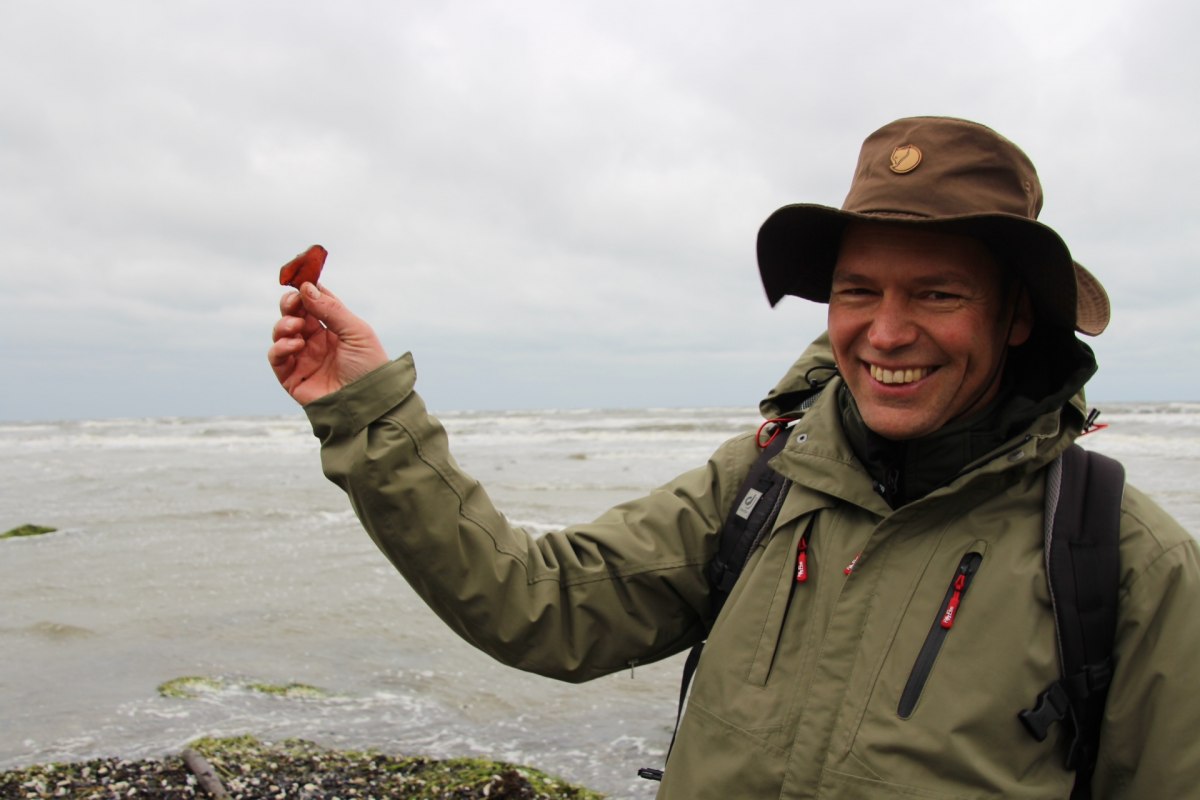 Amber hike with nature guide Martin Hagemann // © Carolyne Parent Amber hike with nature guide Martin Hagemann // © Carolyne Parent