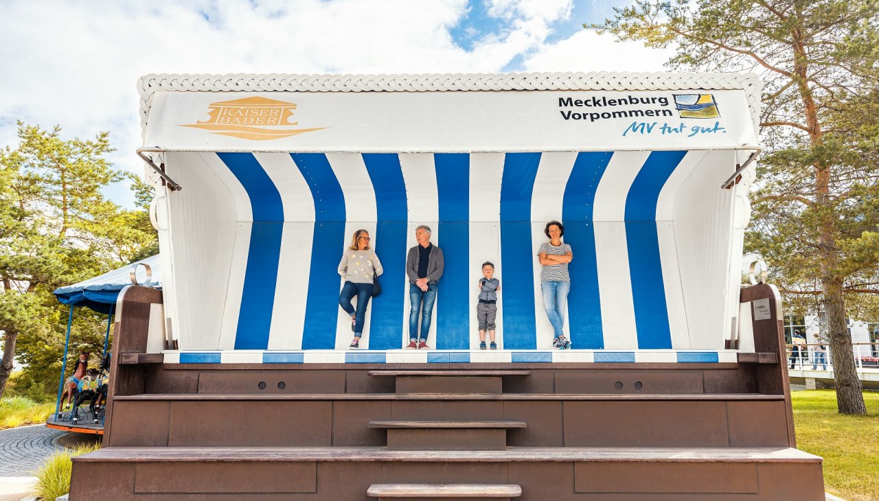 XXL strandstoel op de promenade in de kustplaats aan de Oostzee Heringsdorf op Usedom, © TMV/Tiemann XXL strandstoel op de promenade in de kustplaats aan de Oostzee Heringsdorf op Usedom, © TMV/Tiemann