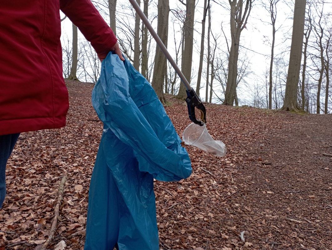 Foto afval verzamelen, © Biosphärenreservat SO Rügen Foto afval verzamelen, © Biosphärenreservat SO Rügen
