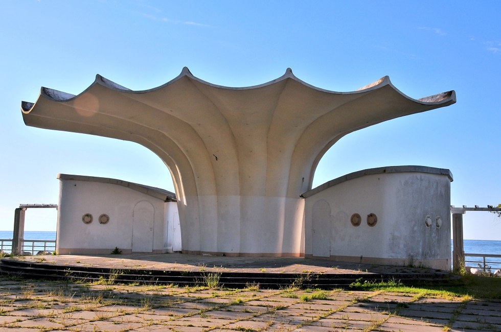 Music pavilion Kurmuschel on the Sassnitz beach promenade // &copy; Tourismuszentrale R&uuml;gen