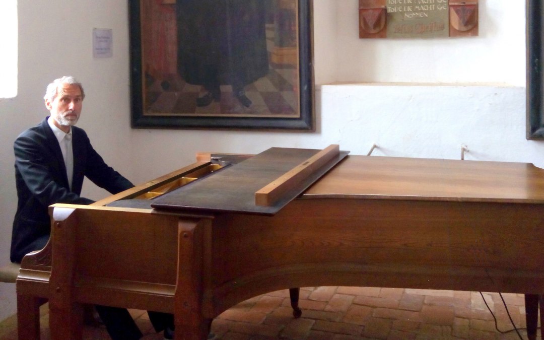 Alex Bergstedt at the concert grand piano in Sagard, © Alex Bergstedt