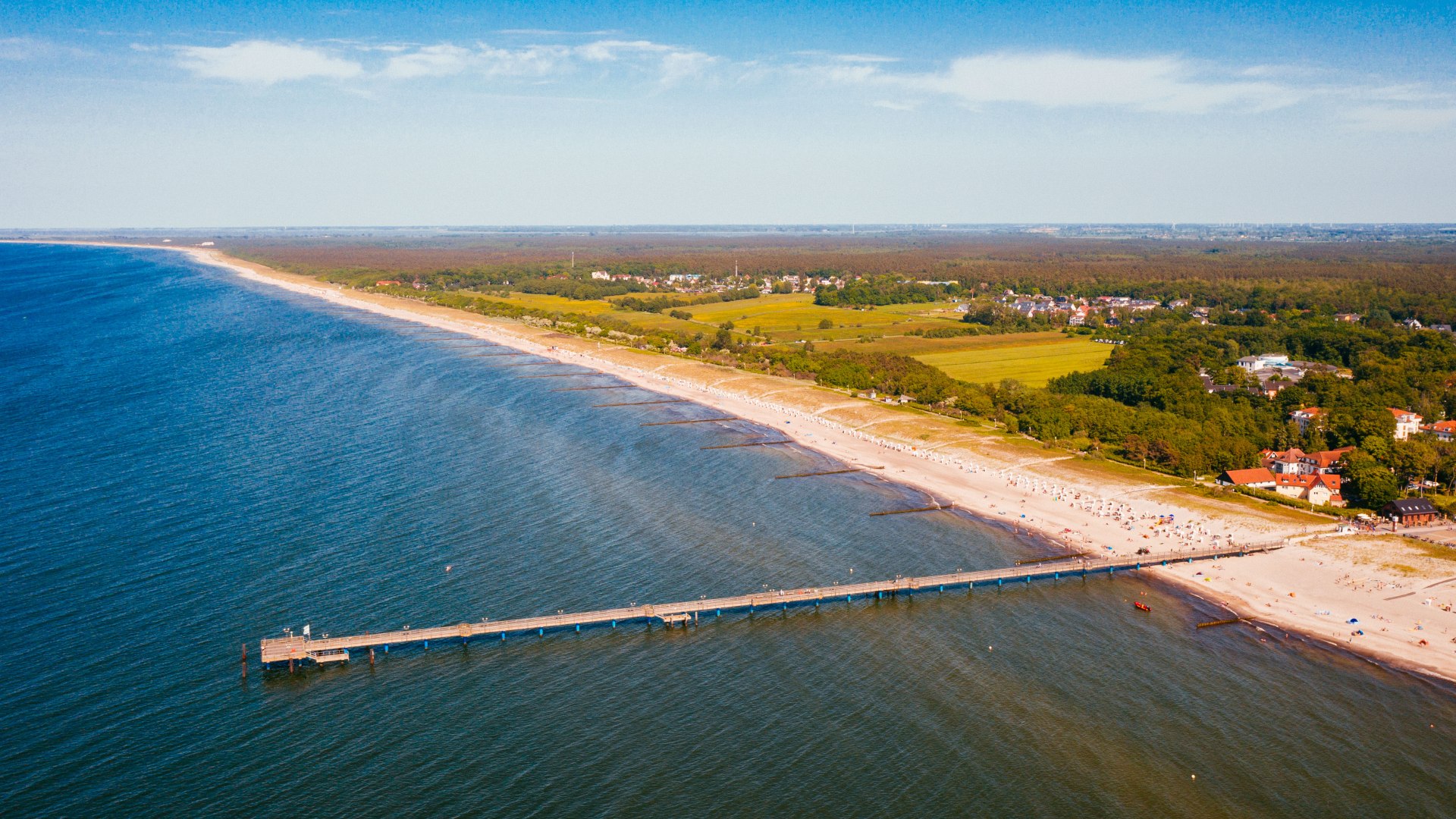 Het Graal-Müritz strand met pier vanuit de lucht // Zo ziet het inzetgebied van André Rieckhoff eruit vanuit de lucht. // © MV-T/Gänsicke Het Graal-Müritz strand met pier vanuit de lucht