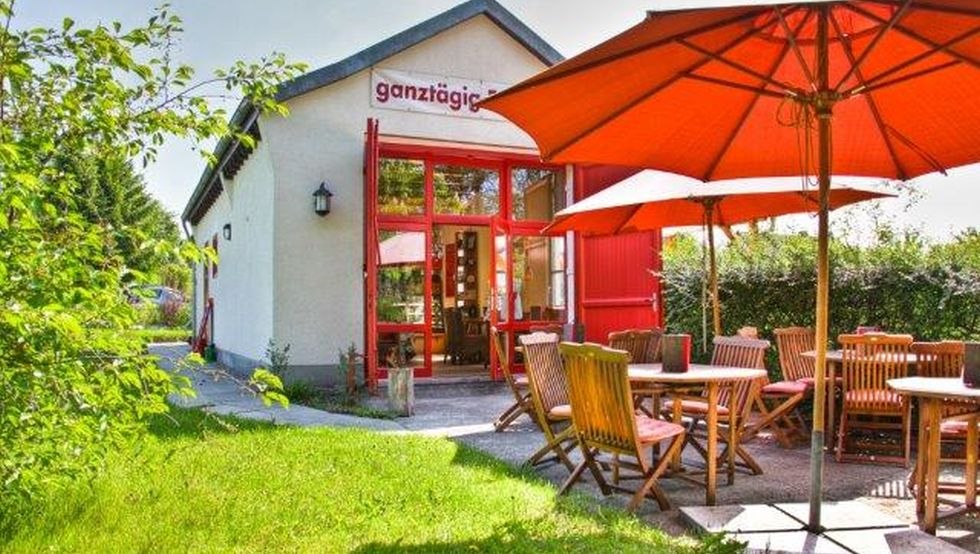 Widok na remizę strażacką z ulicy, &copy; Baltic Media