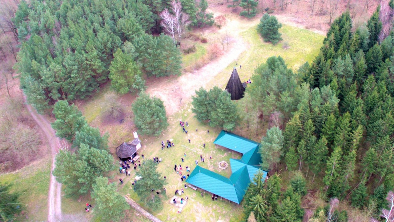 Hut van houtskoolbrander vanuit de lucht // &copy; H. Terpstra