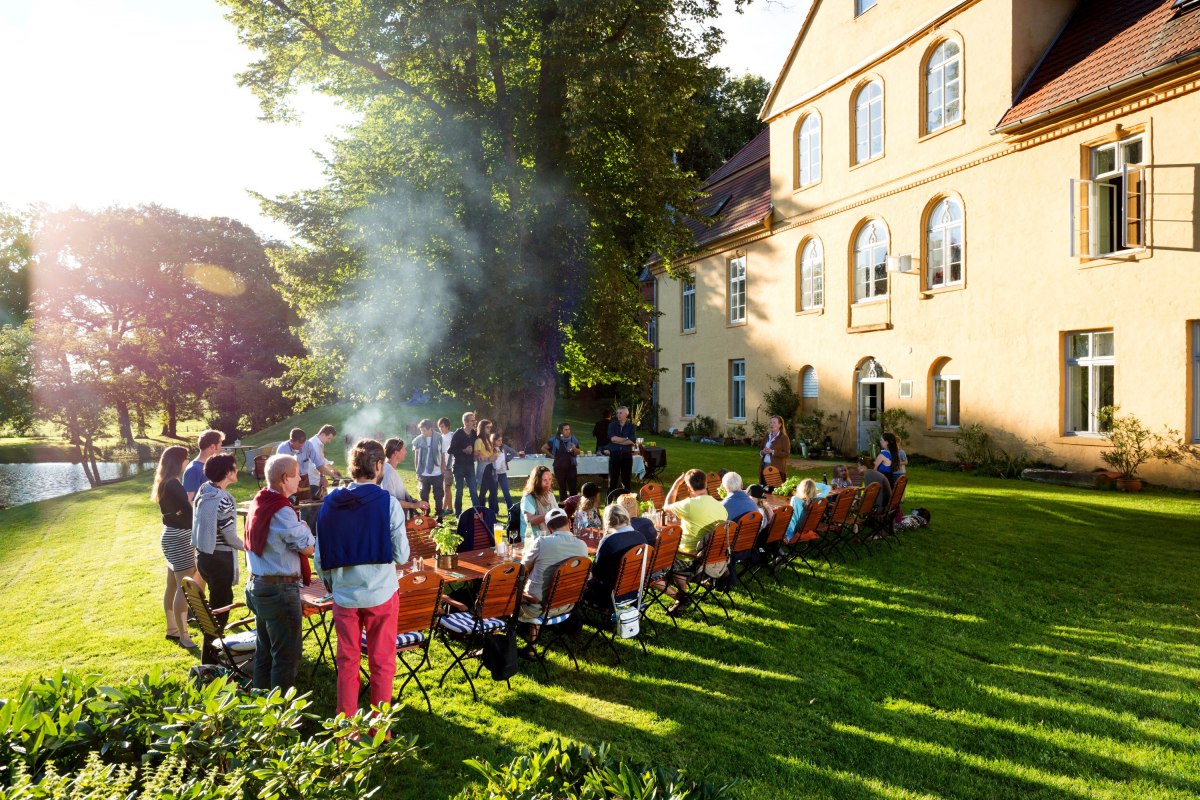 Dinner with friends // &copy; Thomas Roetting / Sylvia Pollex