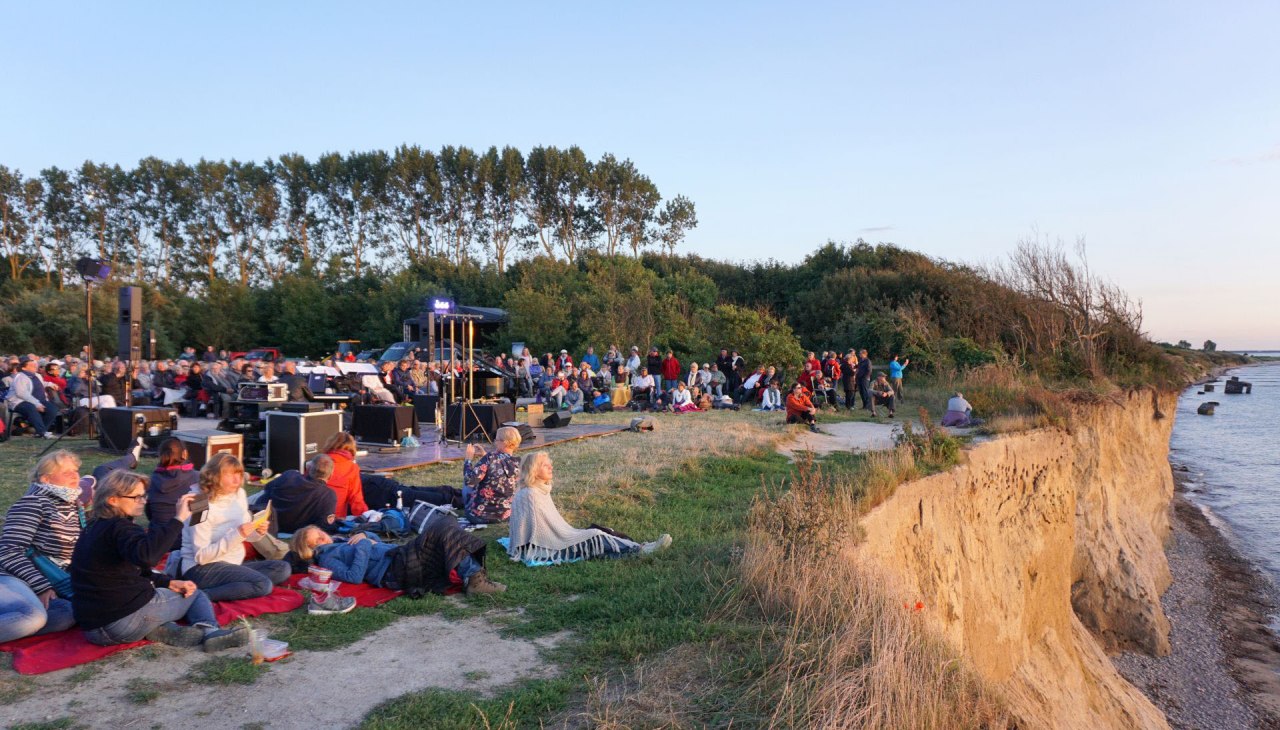 Koncert zamykający serię koncertów "Naturklänge" 2017 na Hohe Ufer między Ahrenshoop i Wustrow, © Kurverwaltung Ahrenshoop · Foto Désirée Holzerland