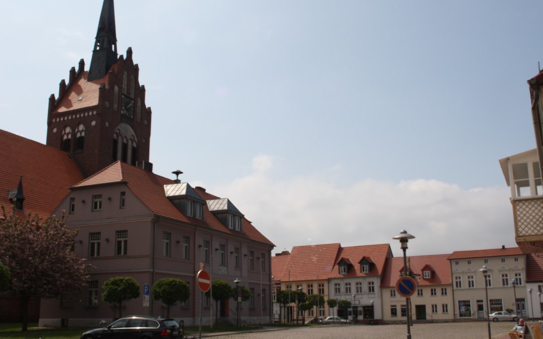Het stadhuis werd gebouwd in 1815 en ligt vlak naast de kerk., © Stadtinformation Usedom