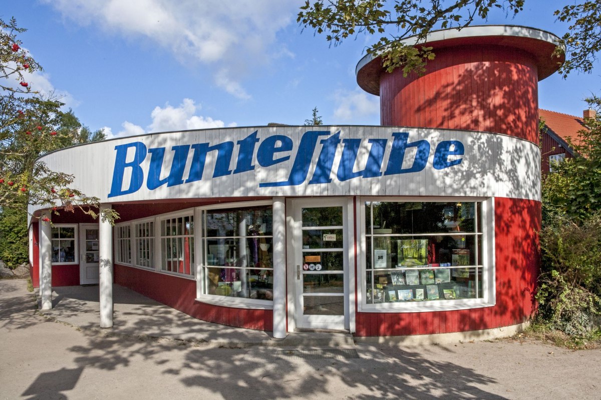 Frontansicht Bunte Stube © Fa. voigt & kranz UG, Prerow web, © Voigt & Kranz UG, ostsee-kuestenbilder.de Frontansicht Bunte Stube © Fa. voigt & kranz UG, Prerow web, © Voigt & Kranz UG, ostsee-kuestenbilder.de