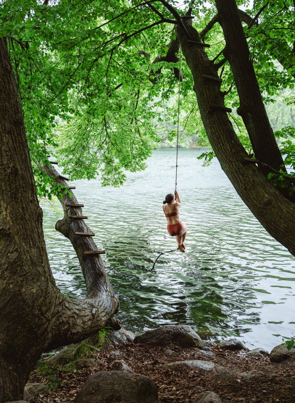 Need to cool off? Despite the drizzle, Linda dares to jump into the water of the Schmal Luzin - and has great fun! No wonder, it's one of the most beautiful lakes in Mecklenburg., &copy; TMV/Gross