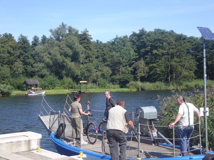 Dawniej z korbą - dziś z silnikiem - prom pasażerski i rowerowy w Stolpe, © Tourismusverband Vorpommern e.V.