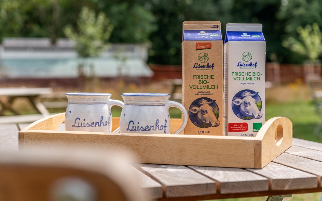 Organic milk from own farm, © J.HOLLWEG