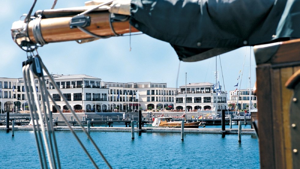 The marina residence Hohe D&uuml;ne from the harbor // &copy; Yachthafenresidenz Hohe D&uuml;ne, www.hohe-duene.de