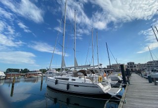 We wachten op je bij steiger G, met trolleys klaar om je bagage en proviand te vervoeren., &copy; byc