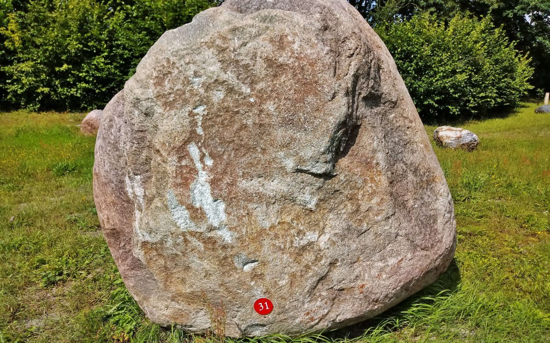 The 18-ton granite boulder is the mass center of the boulder garden., © Wolfgang Mamat