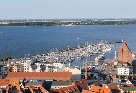 Zobacz wspaniały widok na hanzeatyckie miasto Stralsund dzięki kamerze internetowej w Altefähr na Rugii. // © Erik Hart Zobacz wspaniały widok na hanzeatyckie miasto Stralsund dzięki kamerze internetowej w Altefähr na Rugii. // © Erik Hart