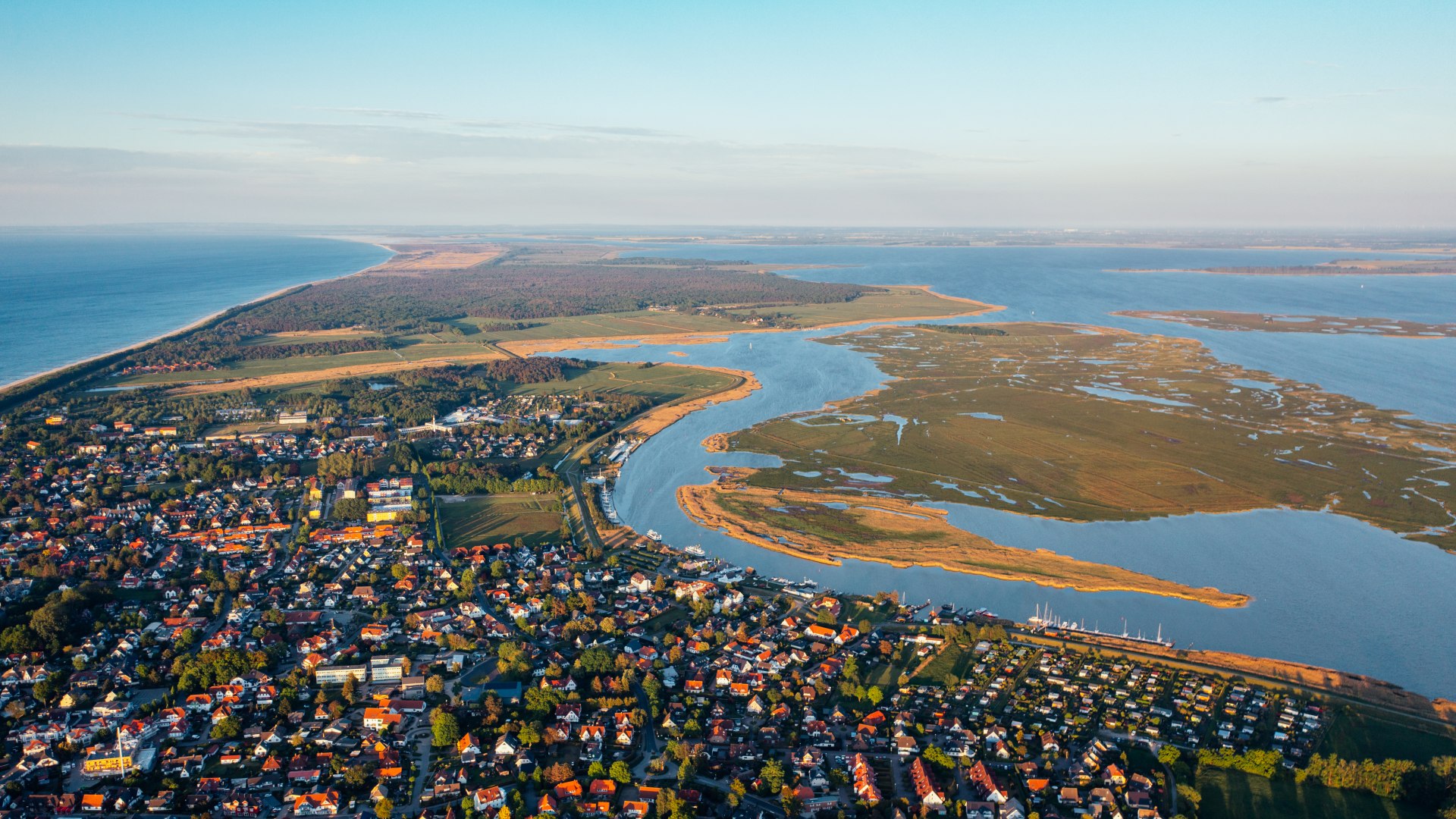Natuurlandschap van Zingst en het eiland Kirr van bovenaf en de Oostzee op de achtergrond // Natuurlandschap Zingst en Kirr-eiland vanuit de lucht // © MV-T/Gänsicke Natuurlandschap van Zingst en het eiland Kirr van bovenaf en de Oostzee op de achtergrond