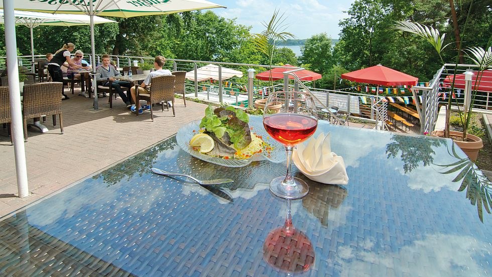 Słoneczny taras restauracji Havelberge z widokiem na jezioro zachęca do odpoczynku // © Haveltourist GmbH & Co. KG Słoneczny taras restauracji Havelberge z widokiem na jezioro zachęca do odpoczynku // © Haveltourist GmbH & Co. KG