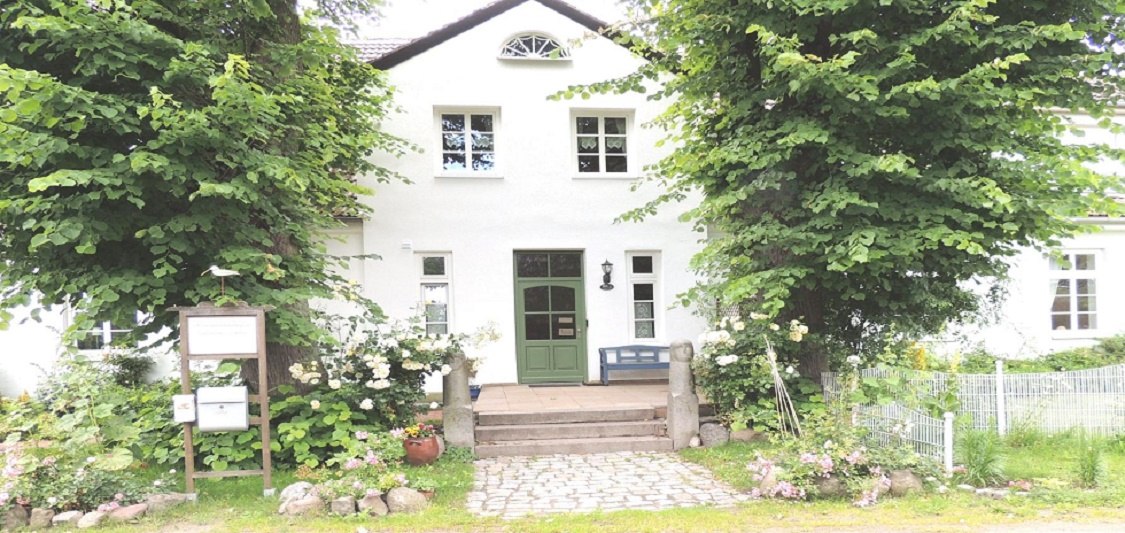Front view manor house Heuhof // © Kurverwaltung Insel Poel Front view manor house Heuhof // © Kurverwaltung Insel Poel